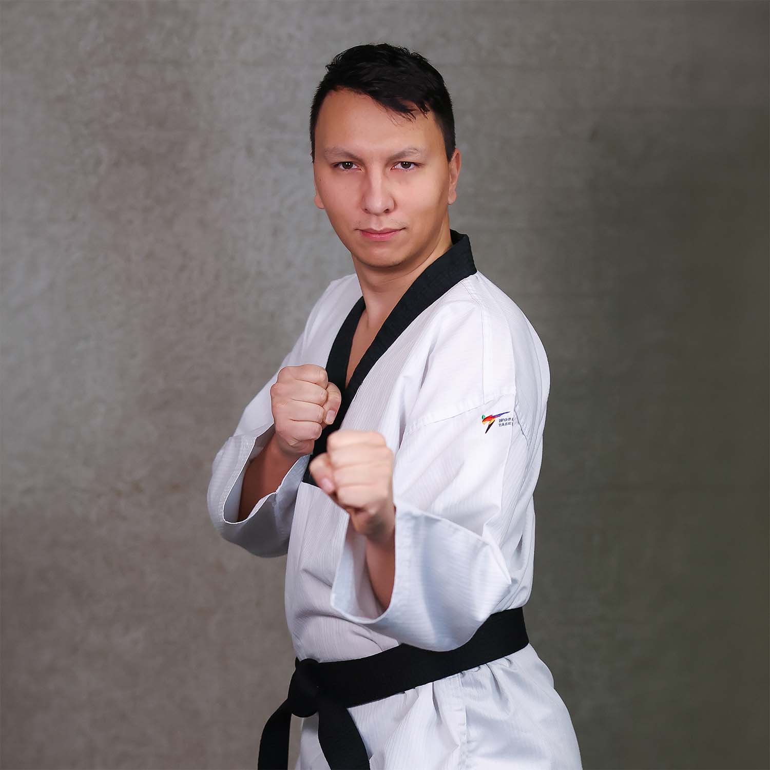 Junger-Mann-Schwarzer-Gürtel-Taekwondo-Flensburg