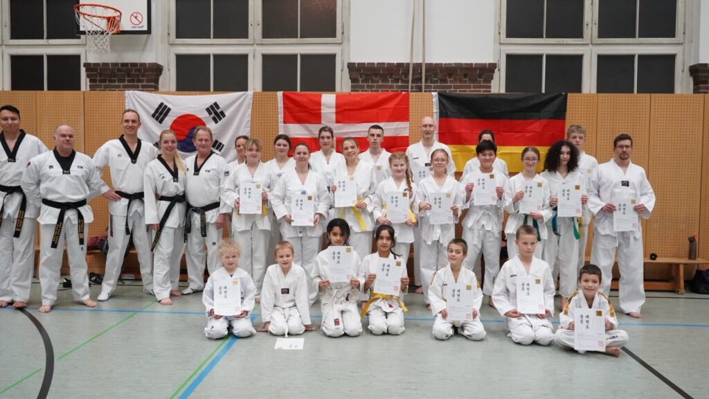 Gruppenfoto nach der Gürtelprüfung am 9. Dezember 2021 – Lauras Abschied – Taekwondo beim TSB Flensburg