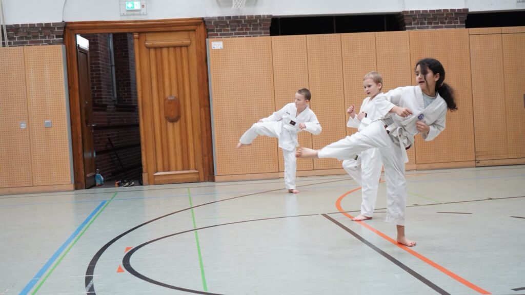 Kicks bei der Gürtelprüfung am 9. Dezember 2021 – Taekwondo beim TSB Flensburg