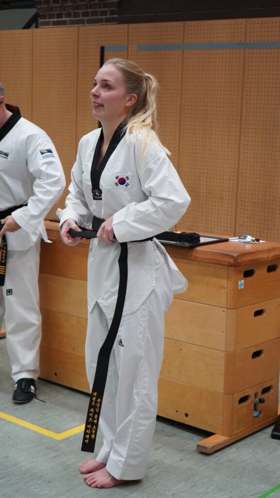Laura Bredahl mit ihrem neuen Gürtel – Taekwondo beim TSB Flensburg