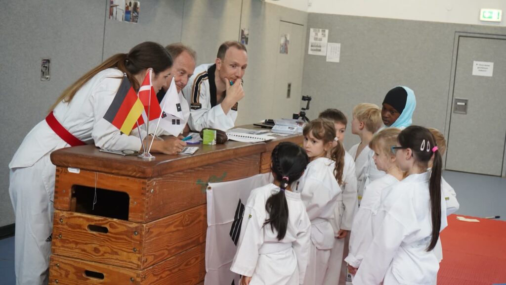 Die angekündigte Gürtelprüfung am 1. Juni 2024: Prüflinge am Prüfertisch – Taekwondo beim TSB Flensburg