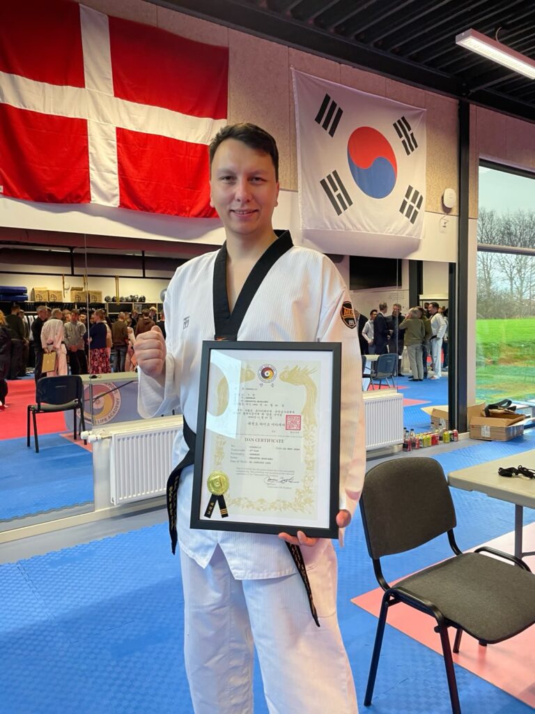 Emanuel Maslama mit Dan-Urkunde (November 2024) – Taekwondo beim TSB Flensburg