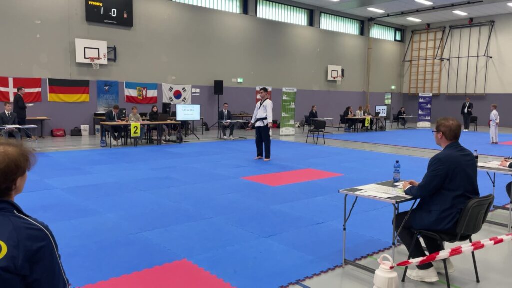 Kampfrichter am Mattenrand (Landesmeisterschaft Technik 2023) – Taekwondo beim TSB Flensburg