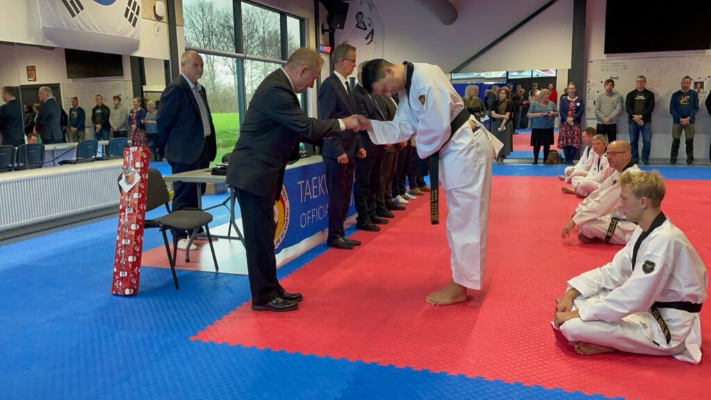 Dan-Prüfungen finden außerhalb des Vereins statt – hier eine Dan-Urkundenverleihung im November 2024 – Taekwondo beim TSB Flensburg
