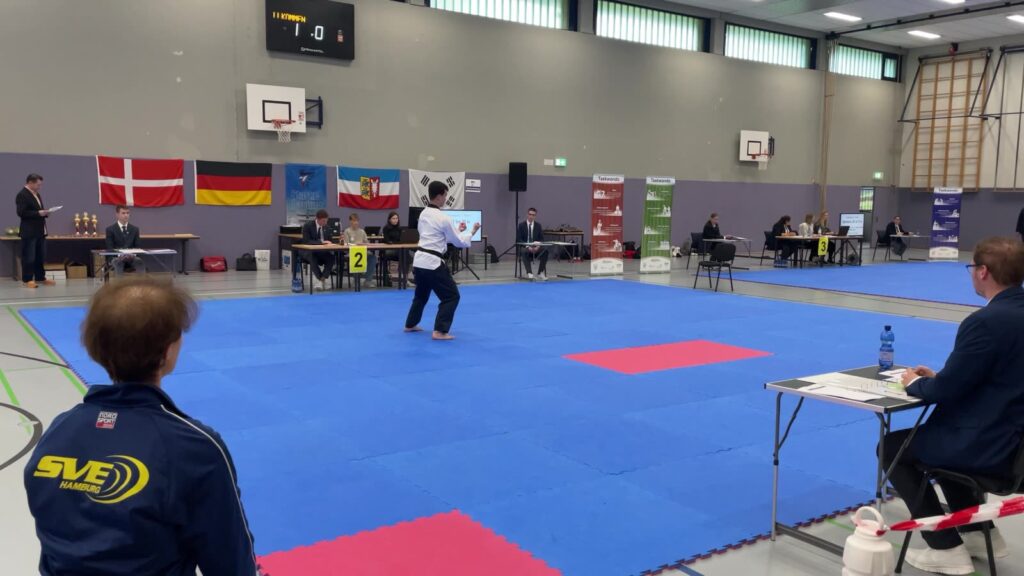 Poomsae vor den Kampfrichtern – Taekwondo beim TSB Flensburg