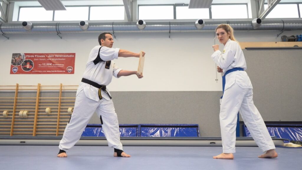 Bruchtest mit echtem Holzbrett (Dezember 2021) – Taekwondo beim TSB Flensburg
