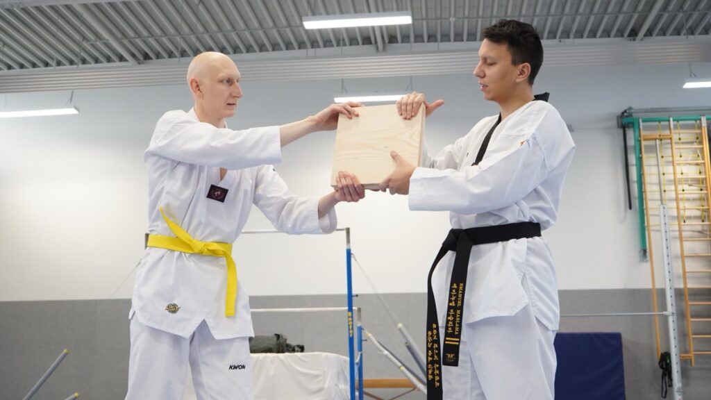 Das Brett muss sicher gehalten werden – Taekwondo beim TSB Flensburg