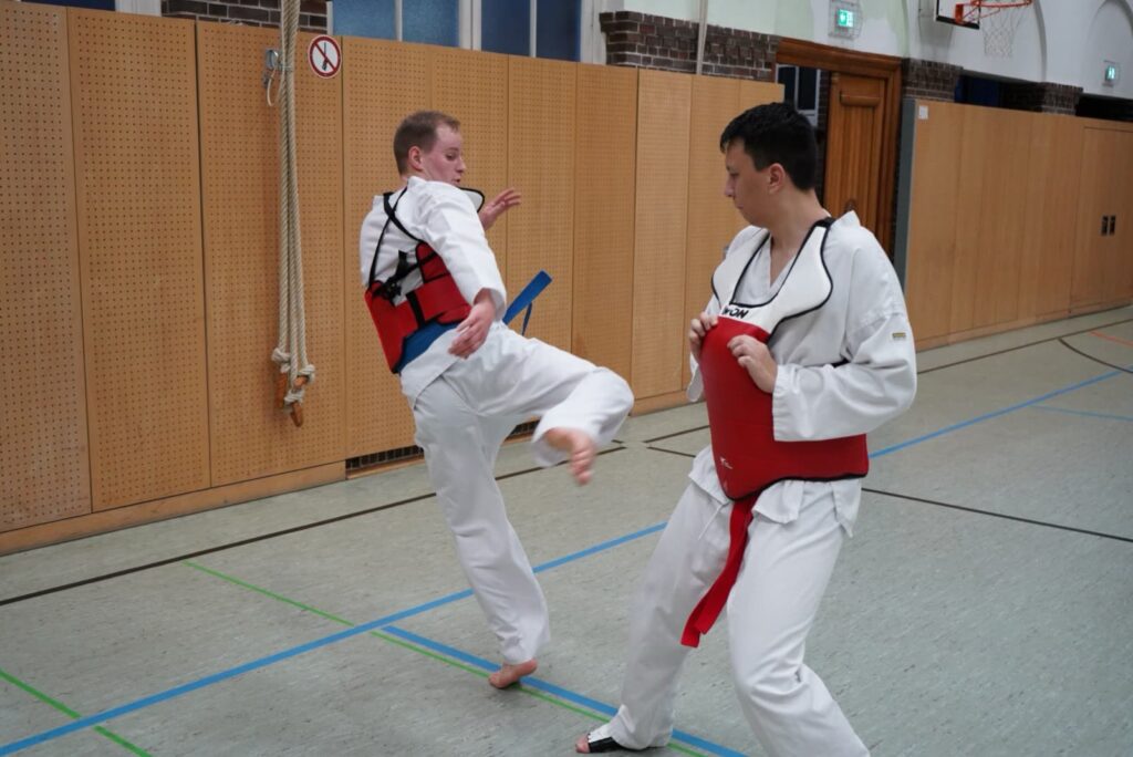 Vollkontakt mit Schutzweste – Taekwondo beim TSB Flensburg