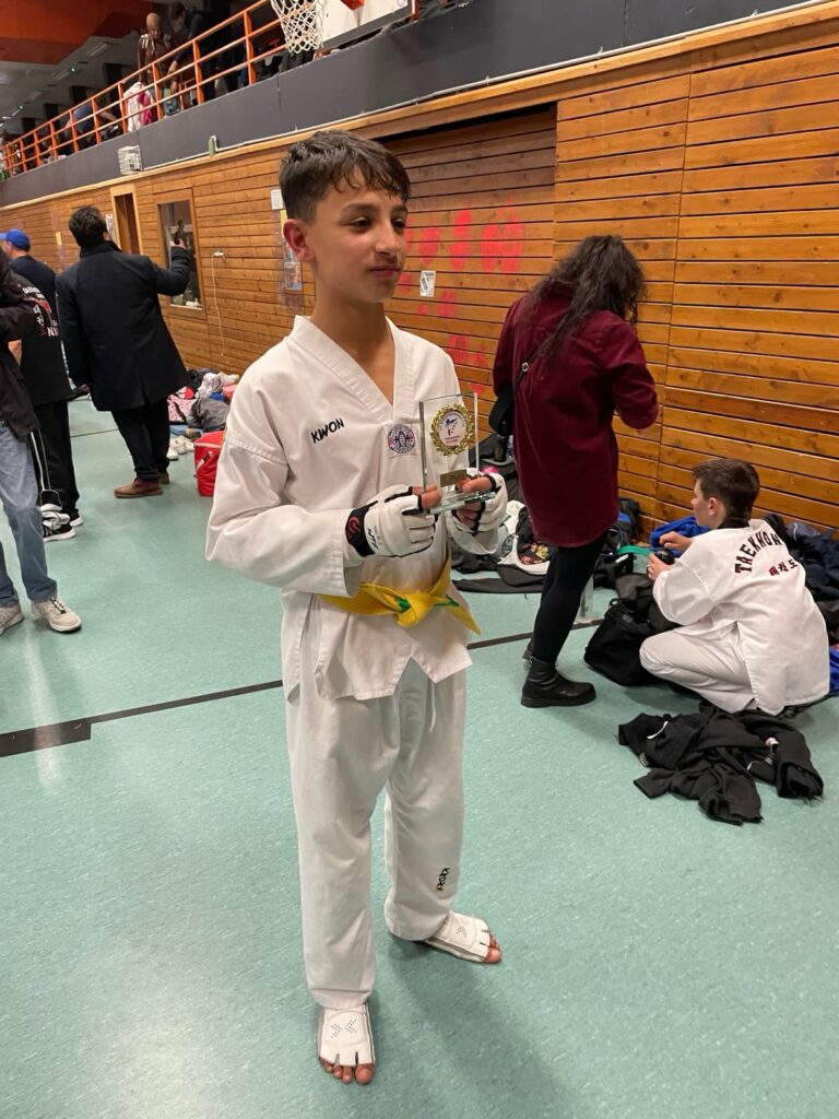 Amir mit seinem ersten Pokal beim Schleswig-Holstein Cup am 5. November 2022 – Taekwondo beim TSB Flensburg
