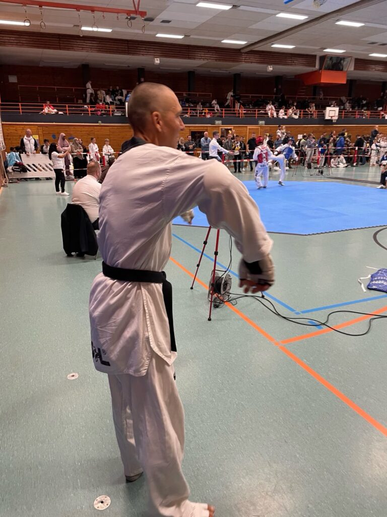 Wettkampftrainer Volker Hasse vor seinem Kampf – Taekwondo beim TSB Flensburg