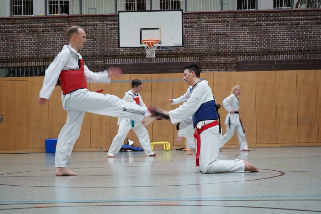 Vollkontakt mit Schutzweste im Erwachsenentraining (Januar 2020) – Taekwondo beim TSB Flensburg
