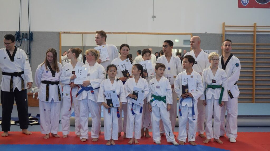Trainerteam und Prüflinge nach der Gürtelprüfung im Oktober 2025 – Taekwondo beim TSB Flensburg