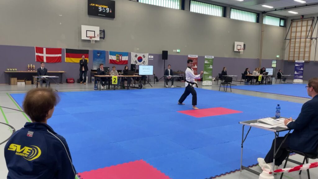 Formenlauf vor den Kampfrichtern in Gettorf (Landesmeisterschaft Technik 2023) – Taekwondo beim TSB Flensburg