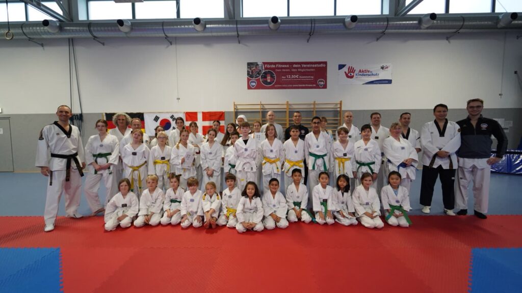 Gruppenfoto nach der Gürtelprüfung am 16. November 2024 – Taekwondo beim TSB Flensburg