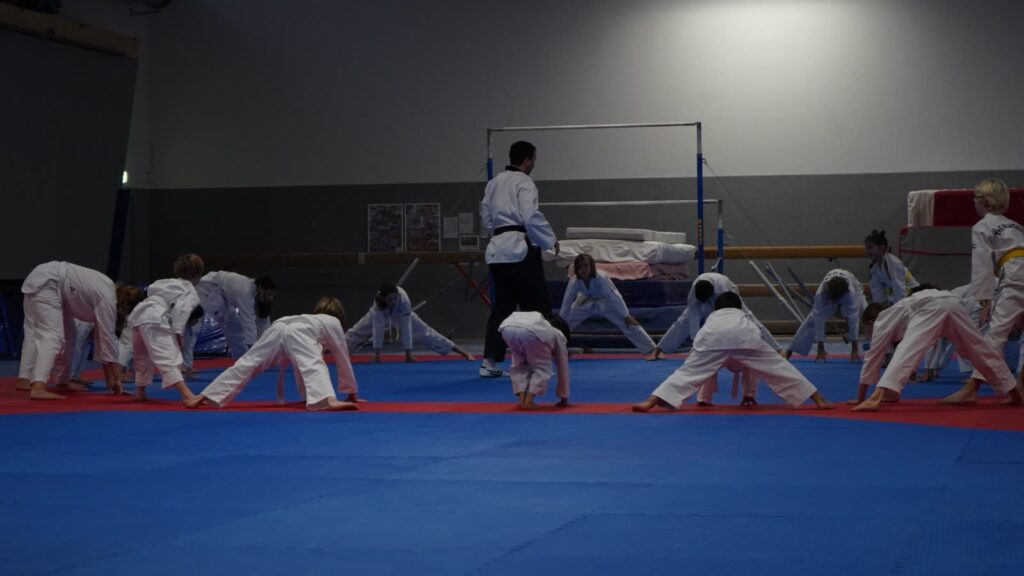 Aufwärmen auf den Matten der Sönke-Voß-Halle – Taekwondo beim TSB Flensburg