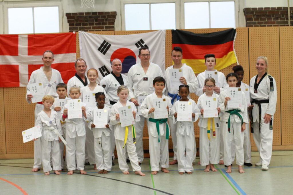 Geschafft: Gruppenfoto nach der Gürtelprüfung am 12. September 2019 – Taekwondo beim TSB Flensburg