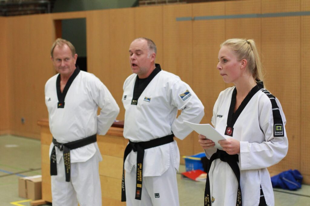 Das Prüfungsteam bei der Auswertung – Taekwondo beim TSB Flensburg
