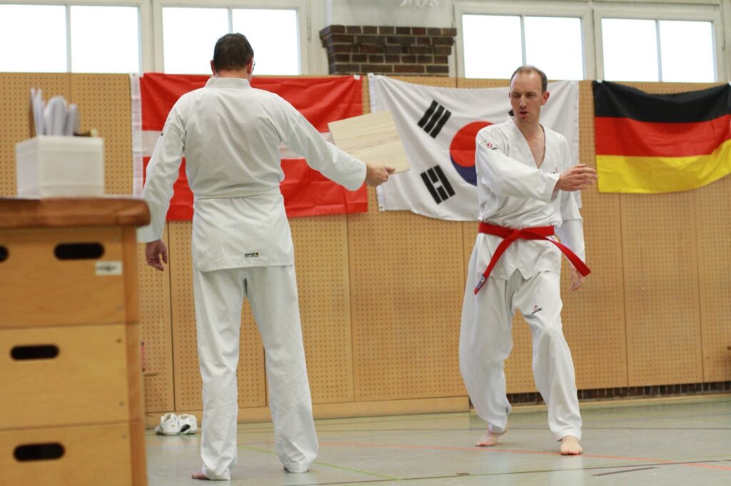 Urkundenübergabe nach bestandener Prüfung – Taekwondo beim TSB Flensburg