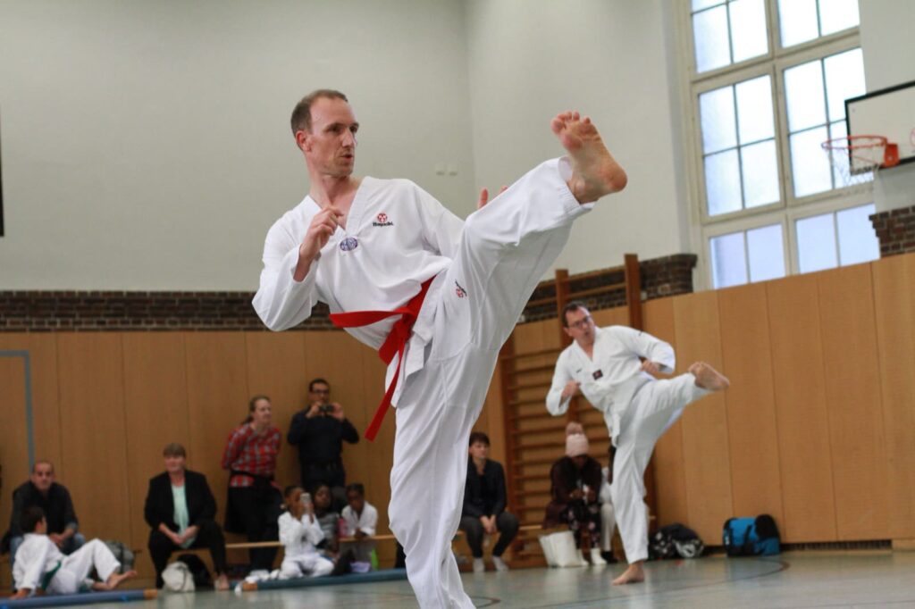 Hoher Kick: Beweglichkeit und Koordination sind gefragt – Taekwondo beim TSB Flensburg
