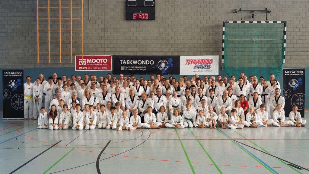 Gruppenfoto aller Teilnehmenden beim Jubiläumslehrgang in Tornesch am 9. September 2023 – Taekwondo beim TSB Flensburg
