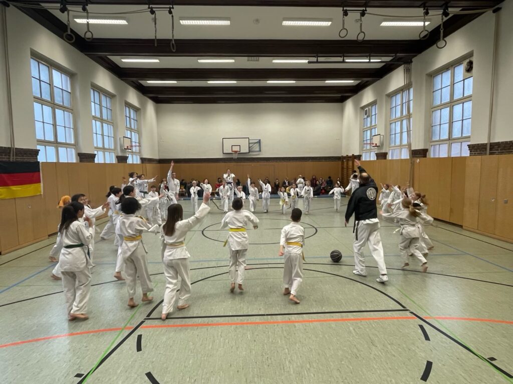 Volle Halle: Aufwärmen vor der Kup-Prüfung am 30. März 2023 – Taekwondo beim TSB Flensburg
