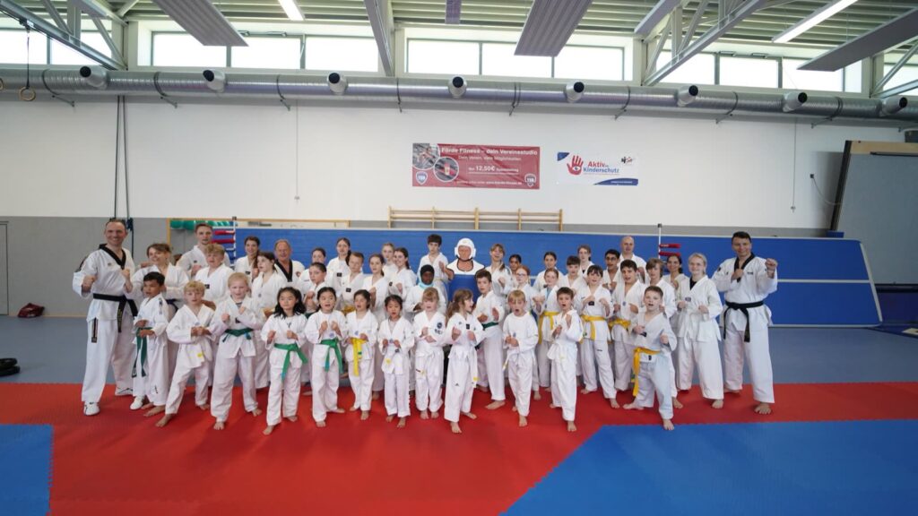 Gruppenfoto auf den neuen Matten (1. Juni 2024) – Taekwondo beim TSB Flensburg