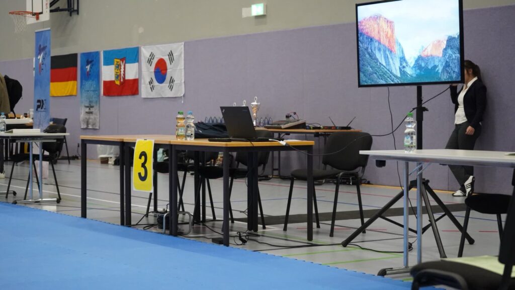 Kampfrichtertisch mit digitaler Technik (Landesmeisterschaft Gettorf, September 2025) – Taekwondo beim TSB Flensburg