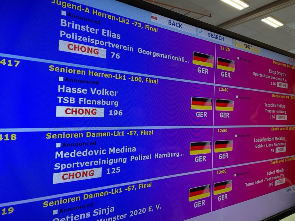 „Hasse Volker, TSB Flensburg“ auf der Anzeigetafel (Schleswig-Holstein Cup 2022) – Taekwondo beim TSB Flensburg